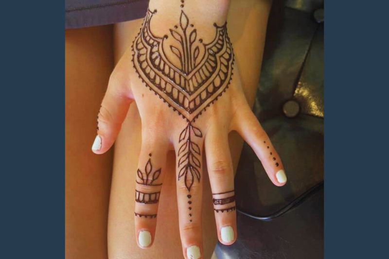 henna tattoo on hand